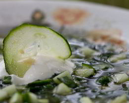 Весенний крапивный суп в казане