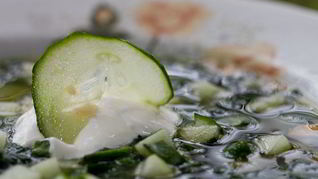 Весенний крапивный суп в казане