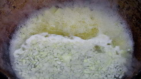 весенний крапивный суп в казане