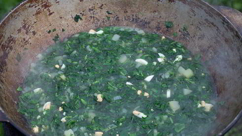 весенний крапивный суп в казане