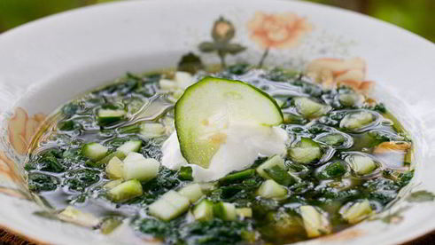 весенний крапивный суп в казане