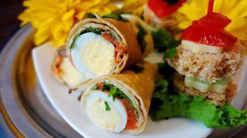 блинчики глазастые с семгой и зеленью