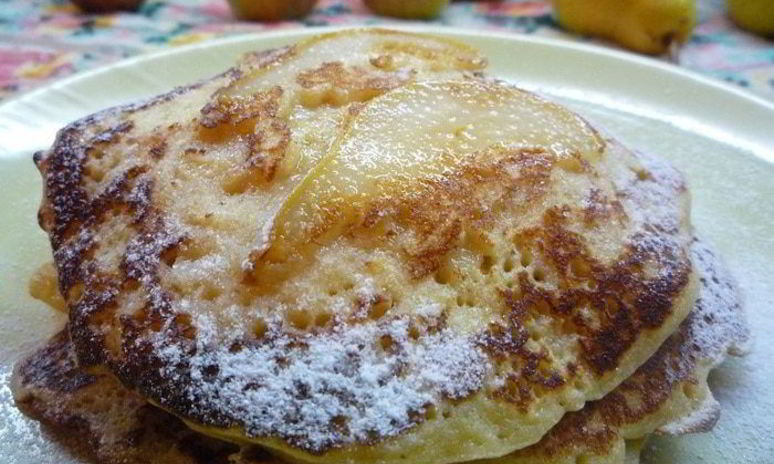 Рецепт блинчиков с яблочно-грушевым припеком и медом