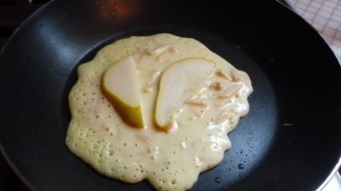 блинчики с яблочно-грушевым припеком и медом