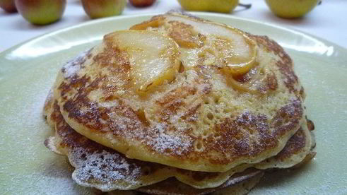 блинчики с яблочно-грушевым припеком и медом