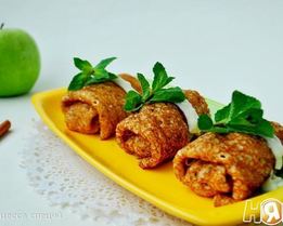 Блинчики с яблоками в ванильном соусе