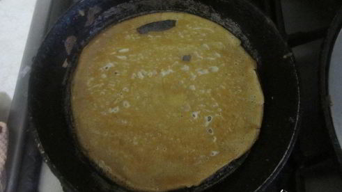 блины с курицей, грибами и сыром в горшочке