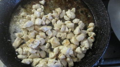 блины с курицей, грибами и сыром в горшочке