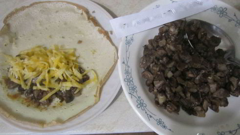 блины с курицей, грибами и сыром в горшочке