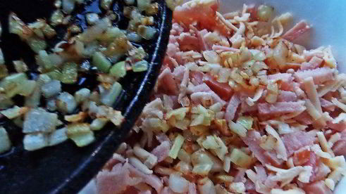 блины с ветчиной, запеченные под сыром