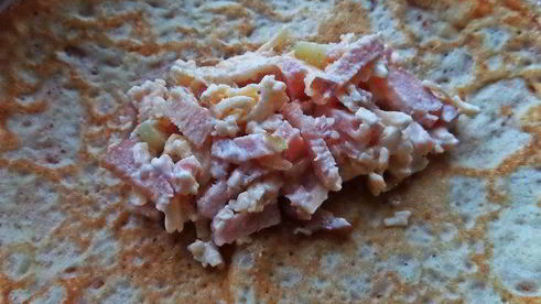 блины с ветчиной, запеченные под сыром