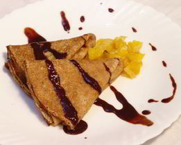 Ореховые блинчики с апельсинами под шоколадным соусом