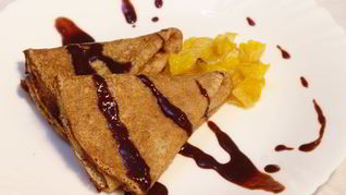 Ореховые блинчики с апельсинами под шоколадным соусом