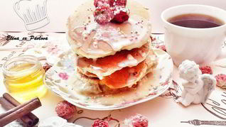 Панкейки с малиной и сгущенкой