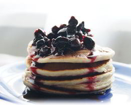 Панкейки творожные со смородиново-медовым соусом