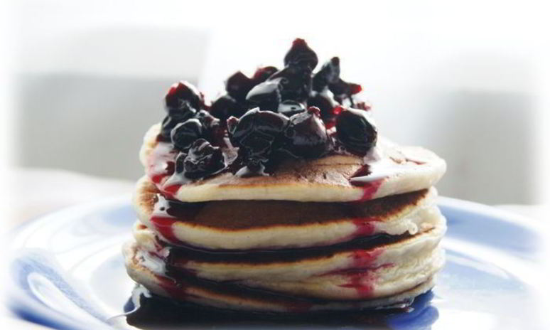 Рецепт панкейков творожных со смородиново-медовым соусом