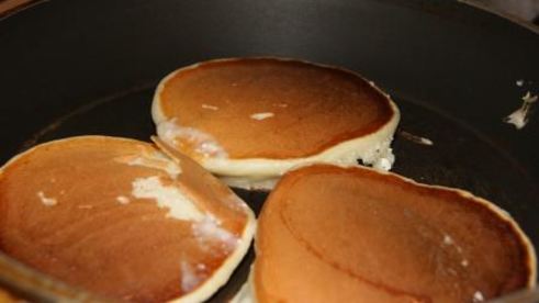 панкейки творожные со смородиново-медовым соусом