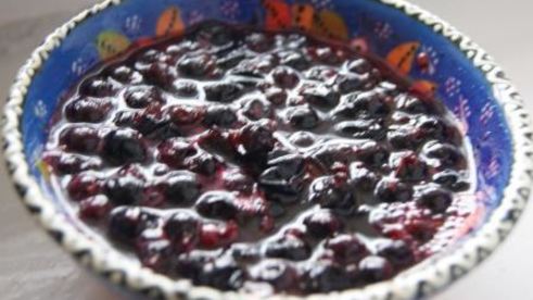 панкейки творожные со смородиново-медовым соусом