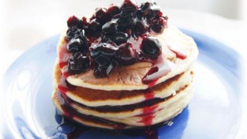 панкейки творожные со смородиново-медовым соусом