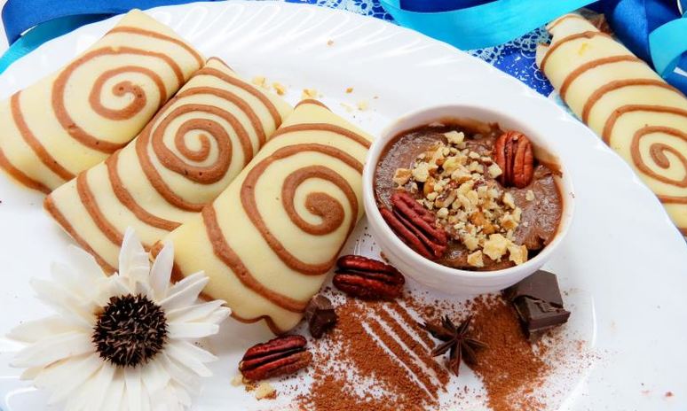 Рецепт полосатых блинчиков с шоколадно-ореховой начинкой