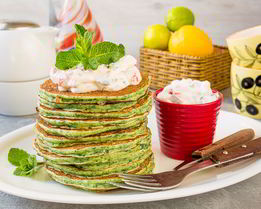 Шпинатные блинчики с йогуртово-перечным соусом