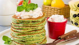 Шпинатные блинчики с йогуртово-перечным соусом