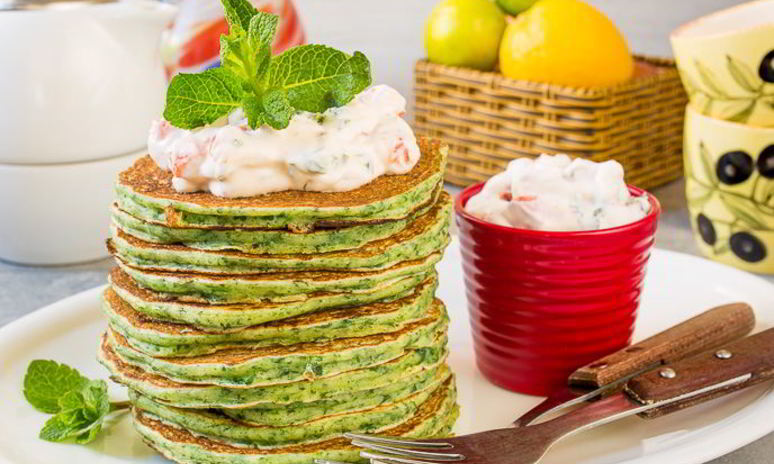 Рецепт шпинатных блинчиков с йогуртово-перечным соусом