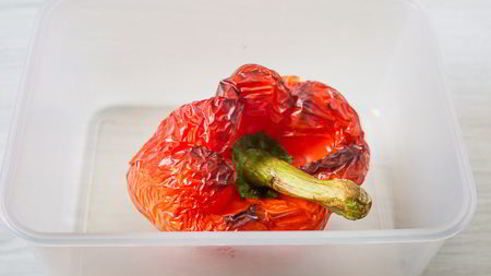 шпинатные блинчики с йогуртово-перечным соусом