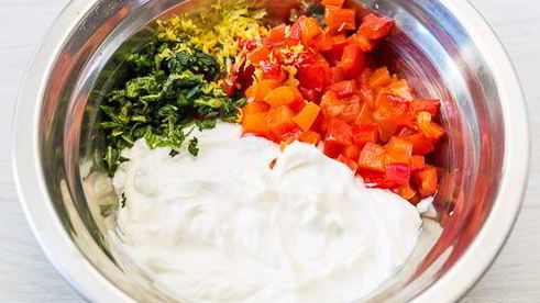 шпинатные блинчики с йогуртово-перечным соусом