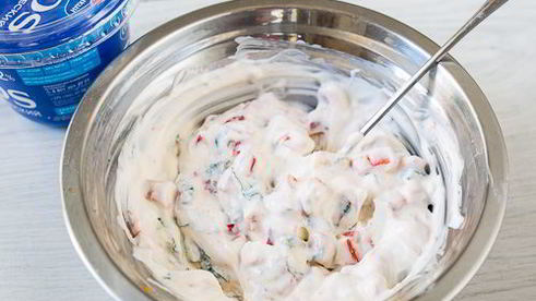 шпинатные блинчики с йогуртово-перечным соусом