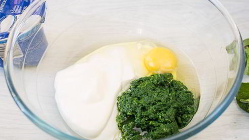 шпинатные блинчики с йогуртово-перечным соусом