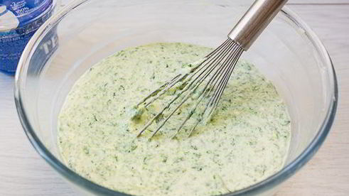 шпинатные блинчики с йогуртово-перечным соусом