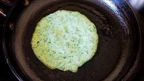 шпинатные блинчики с йогуртово-перечным соусом