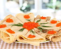 Сытные блины с начинкой из красной икры, яйца и зеленого лука