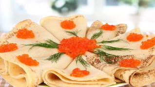 Сытные блины с начинкой из красной икры, яйца и зеленого лука