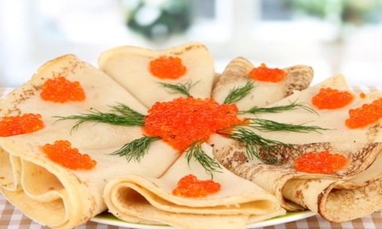 Рецепт сытных блинов с начинкой из красной икры, яйца и зеленого лука