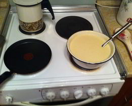 Тонкие воздушные блины со сливочным маслом