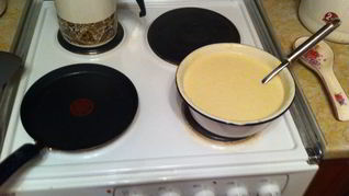 Тонкие воздушные блины со сливочным маслом