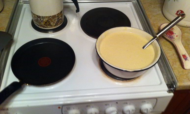 Рецепт тонких воздушных блинов со сливочным маслом