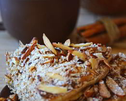 Яблочные панкейки с миндалем, лавандовым медом и кокосовой стружкой