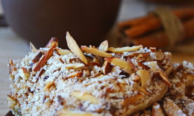 Рецепт яблочных панкейков с миндалем, лавандовым медом и кокосовой стружкой