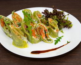 Зеленые блины с красной рыбой