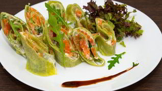 Зеленые блины с красной рыбой