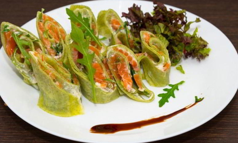 Рецепт зеленых блинов с красной рыбой