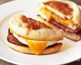 Булочка с яйцом и ветчиной на завтрак