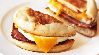 Булочка с яйцом и ветчиной на завтрак