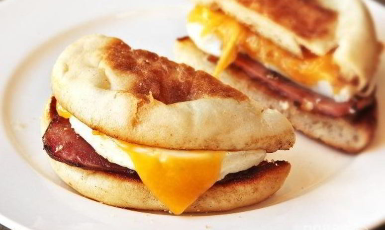 Рецепт булочки с яйцом и ветчиной на завтрак