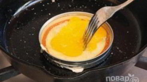 булочка с яйцом и ветчиной на завтрак