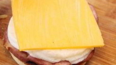 булочка с яйцом и ветчиной на завтрак