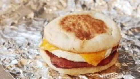 булочка с яйцом и ветчиной на завтрак